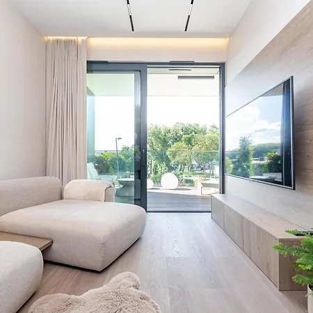 Omega Prestige # 5 Private Pool & Jacuzzi & Sauna & Gym & Access Апартаменты Ольштын