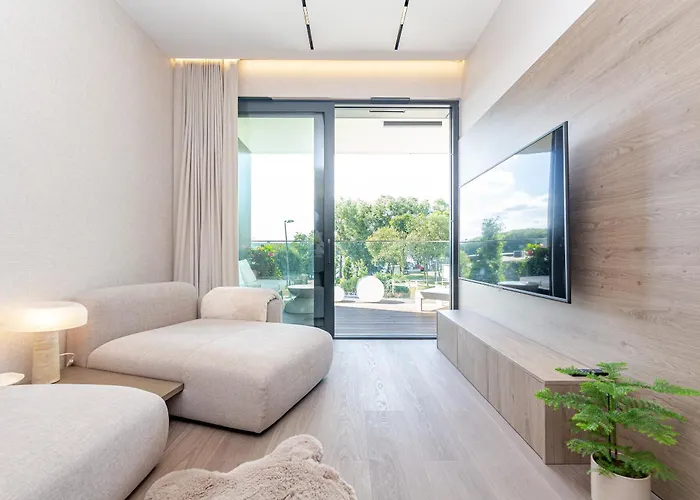 Omega Prestige # 5 Private Pool & Jacuzzi & Sauna & Gym & Access Апартаменты Ольштын